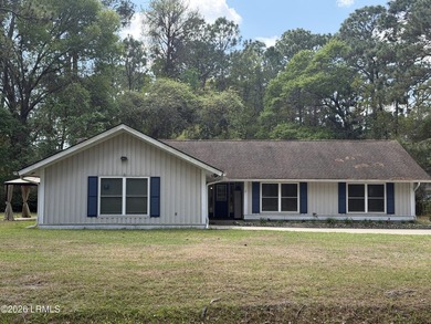 Conveniently on Lady's Island in Royal Pines Estates with over a - photo 1