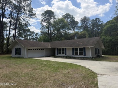 Conveniently on Lady's Island in Royal Pines Estates with over a - photo 2