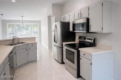 Light-filled one-level end unit in Sun City, tucked away on a - photo 2