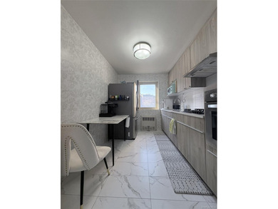 Sun-filled, spacious 1-bedroom co-op on the level above the - photo 4