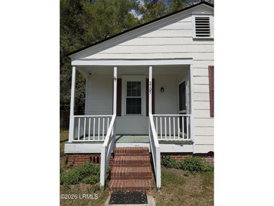 Great AFFORDABLE 2 bedroom older home with front porch, a mile - photo 3