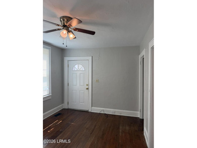 Great AFFORDABLE 2 bedroom older home with front porch, a mile - photo 5