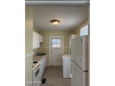Great AFFORDABLE 2 bedroom older home with front porch, a mile - photo 9