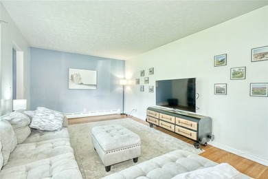Welcome to 19 Loderdale Drive! This beautifully maintained - photo 7