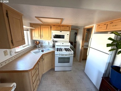 Updated 2004 park model located in the 55+ Chetco RV Park. This - photo 7