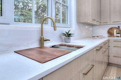 Located on a quiet cul de sac only one mile from Metro North - photo 12