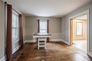 Great opportunity! 4 bedrooms, 2 full baths. Huge 2+garage with - photo 3