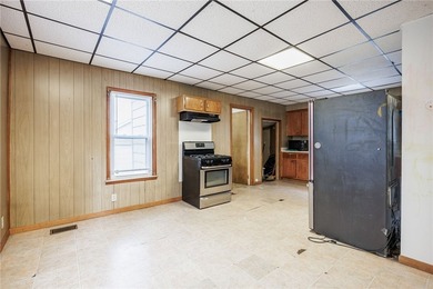 Great opportunity! 4 bedrooms, 2 full baths. Huge 2+garage with - photo 5