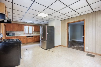 Great opportunity! 4 bedrooms, 2 full baths. Huge 2+garage with - photo 6