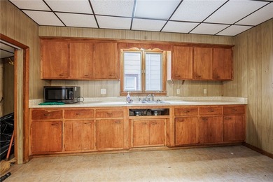 Great opportunity! 4 bedrooms, 2 full baths. Huge 2+garage with - photo 7
