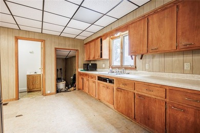 Great opportunity! 4 bedrooms, 2 full baths. Huge 2+garage with - photo 8