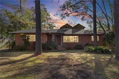 NEW PRICE!! This large waterfront four bedroom, three bath brick - photo 5
