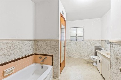 NEW PRICE!! This large waterfront four bedroom, three bath brick - photo 8