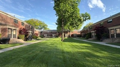 This property boasts an impressive lawn-covered courtyard view - photo 2