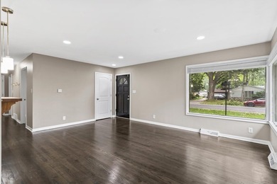 Welcome to this beautifully remodeled Milwaukee ranch! Mature - photo 11