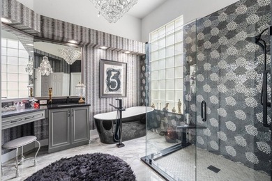 Stunning remodeled 3 BD plus office, 2.5 BA residence in - photo 17