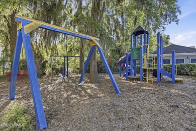 1 bedroom 1 bath 3rd floor Condo with a small storage unit. You - photo 3