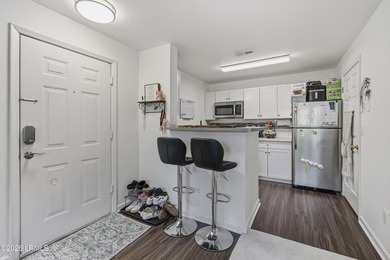1 bedroom 1 bath 3rd floor Condo with a small storage unit. You - photo 7