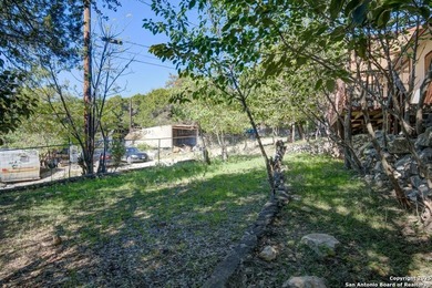 Welcome to 1400 Elmhurst Dr, Lakehills, TX! This charming - photo 12