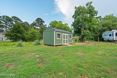 A perfect blend of waterfront serenity and everyday comfort - photo 6