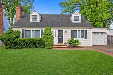 Welcome to 15 Purdue Road in Glen Cove. This charming Cape - photo 1