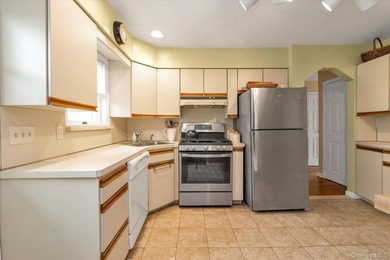 Welcome to 15 Purdue Road in Glen Cove. This charming Cape - photo 7