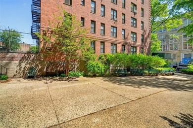 This tremendous 915 sq. ft. true 2BR co-op is situated on a - photo 37