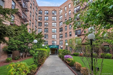 Welcome to your new home in the heart of Forest Hills. This MINT - photo 1