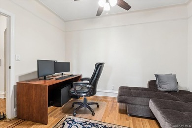 Large one bedroom divided to provide an extra room/den/bed - photo 4