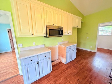 Welcome to this beautifully maintained 4-bedroom, 2-bath brick - photo 4