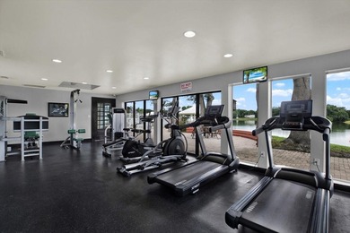 Absolutely beautiful top floor 1-bedroom 1-bath unit ready to - photo 27