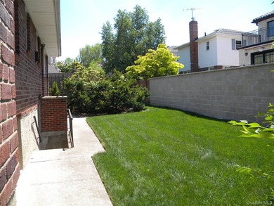 SPACIOUS 3 BEDROOM, 3 BATHROOM HI RANCH IN DESIRABLE BAY TERRACE - photo 27