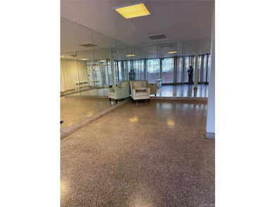 In the heart of Jamaica, this excellent apartment is close to - photo 3