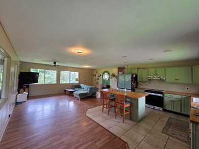 Welcome home to this warm and welcoming 3-bedroom, 2.5-bathroom - photo 3