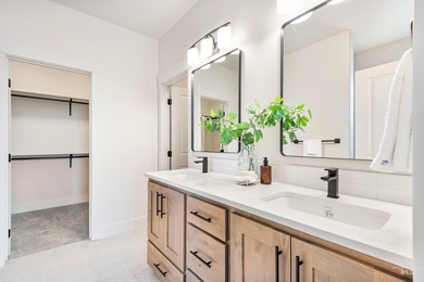 Thoughtfully designed single-level floor plan offers 3 bedrooms - photo 25
