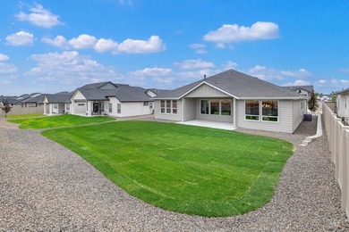 Thoughtfully designed single-level floor plan offers 3 bedrooms - photo 32