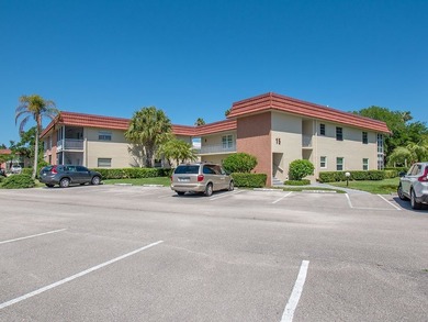 Beautiful 2BR/2BA first-floor condo in Vista Royale! This model - photo 1