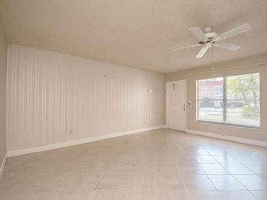 Beautiful 2BR/2BA first-floor condo in Vista Royale! This model - photo 3