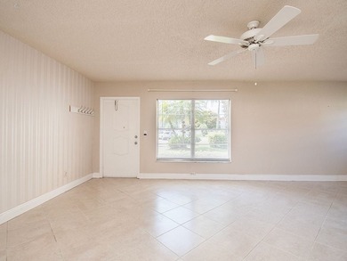 Beautiful 2BR/2BA first-floor condo in Vista Royale! This model - photo 4