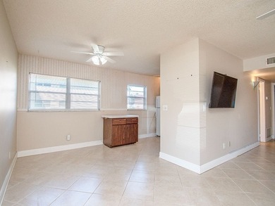 Beautiful 2BR/2BA first-floor condo in Vista Royale! This model - photo 6