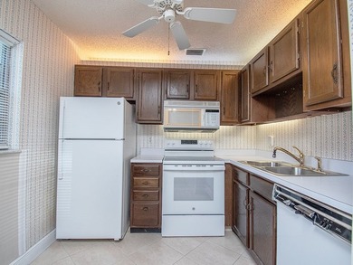 Beautiful 2BR/2BA first-floor condo in Vista Royale! This model - photo 7