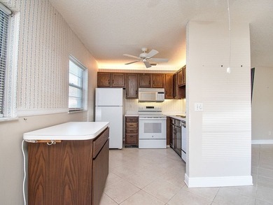Beautiful 2BR/2BA first-floor condo in Vista Royale! This model - photo 8