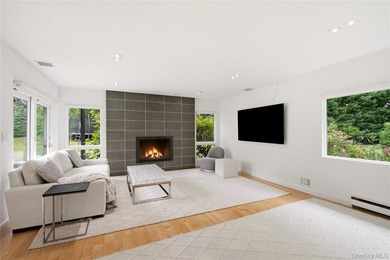 ROSLYN HARBOR. Beautifully positioned on a private, park-like - photo 13