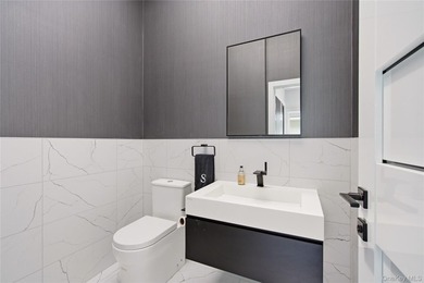 ROSLYN HARBOR. Beautifully positioned on a private, park-like - photo 15