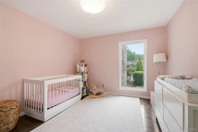 ROSLYN HARBOR. Beautifully positioned on a private, park-like - photo 16