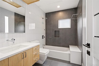 ROSLYN HARBOR. Beautifully positioned on a private, park-like - photo 17