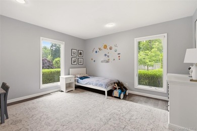 ROSLYN HARBOR. Beautifully positioned on a private, park-like - photo 18