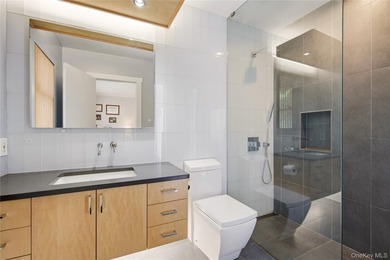 ROSLYN HARBOR. Beautifully positioned on a private, park-like - photo 20
