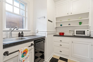 Perfectly formed one bedroom condo in the charming historic