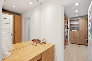 ROSLYN HARBOR. Beautifully positioned on a private, park-like - photo 25